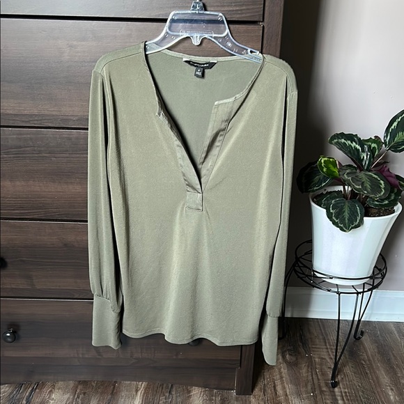 Banana Republic Tops - Banana Republic Green Long Sleeve Buttoned Blouse